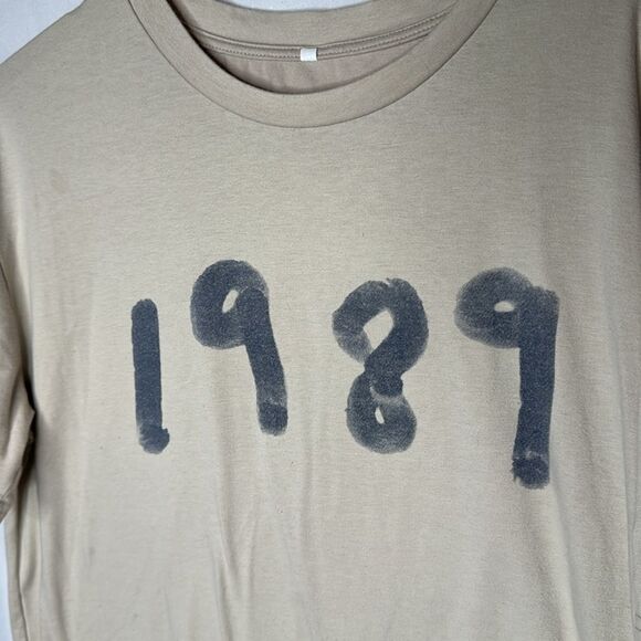 Taylor Swift 1989 Tan Short Sleeve T-shirt. Size Medium. - Picture 2 of 6